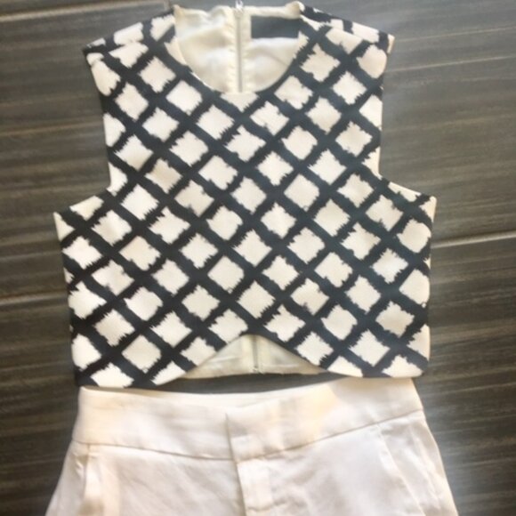 Blaque Label crop top in black and white pattern with zipper back in size xs - Picture 8 of 9